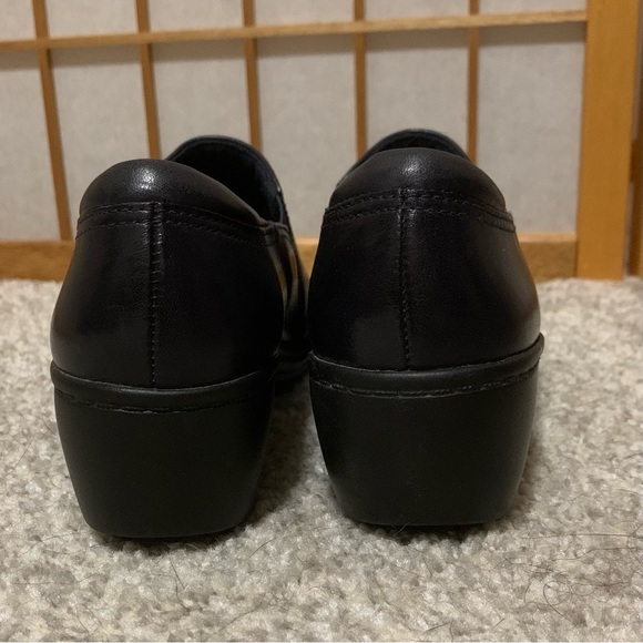 Clark’s navy slip resistant slip-ons, size 6.5. - Picture 7 of 11